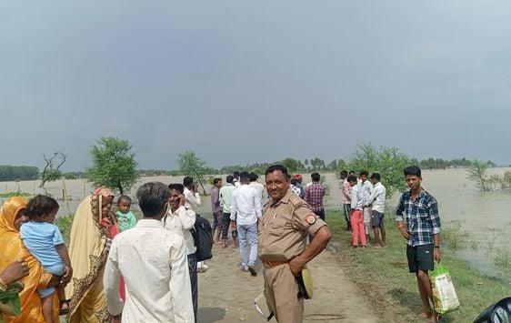 गांव वीरसहाय नगला में भरा पानी , जाते ग्रामीण। संवाद