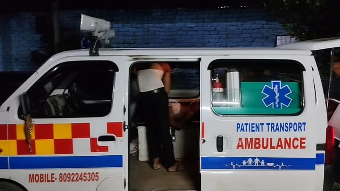 घायल युवक को अस्पताल लेकर पहुंचे परिजन घायल युवक को अस्पताल लेकर पहुंचे परिजन