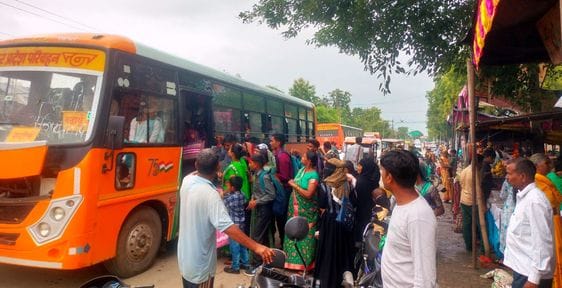 जरियनपुर जाने के लिए बस के बाहर लगी यात्रियों की भीड़। संवाद जरियनपुर जाने के लिए बस के बाहर लगी यात्रियों की भीड़। संवाद