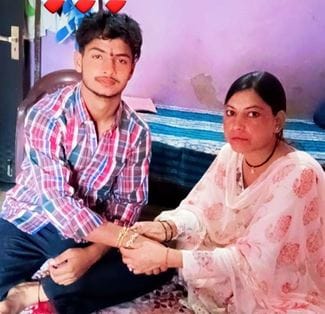 कमला विहार कॉलोनी में तनुराज को राखी बांध तिलक करती बहन ताक्ष्वी वर्मा। स्रोत-स्वयं कमला विहार कॉलोनी में तनुराज को राखी बांध तिलक करती बहन ताक्ष्वी वर्मा। स्रोत-स्वयं