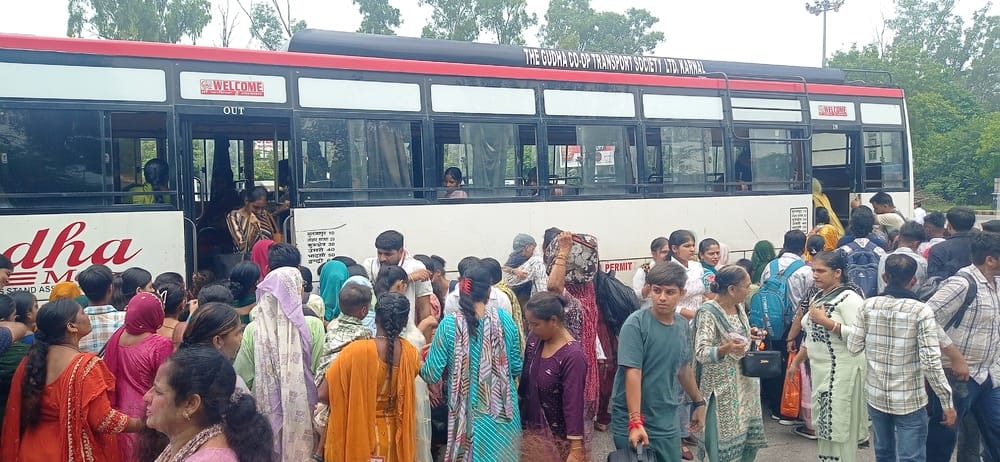 कुरुक्षेत्र। रोडवेज की बस बैठक सफर करते यात्री। संवाद कुरुक्षेत्र। रोडवेज की बस बैठक सफर करते यात्री। संवाद