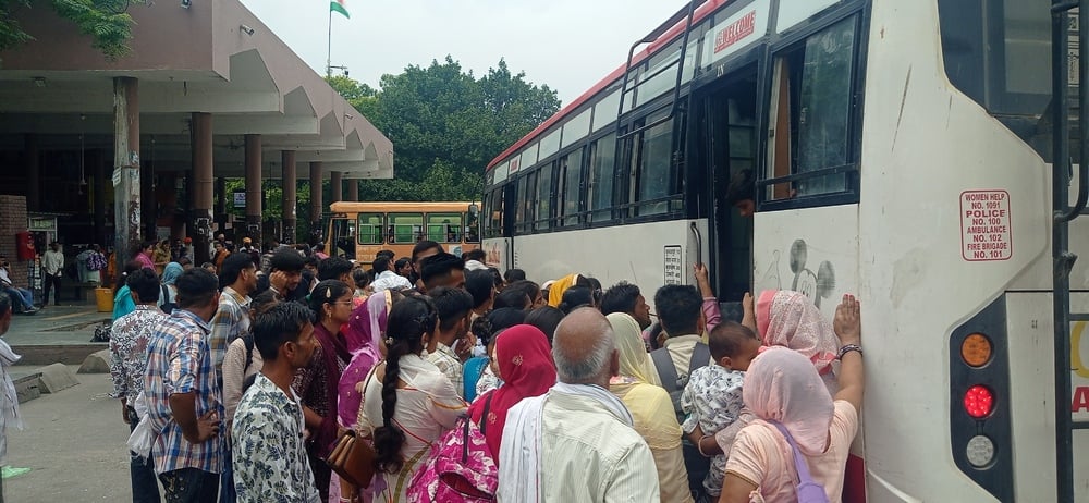 कुरुक्षेत्र। रोडवेज की बस बैठक सफर करते यात्री। संवाद कुरुक्षेत्र। रोडवेज की बस बैठक सफर करते यात्री। संवाद