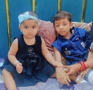 लड़की से राखी बंधवाते समिति अध्यक्ष रतन सिंह रावल। संवाद लड़की से राखी बंधवाते समिति अध्यक्ष रतन सिंह रावल। संवाद