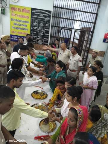 लड़की से राखी बंधवाते समिति अध्यक्ष रतन सिंह रावल। संवाद लड़की से राखी बंधवाते समिति अध्यक्ष रतन सिंह रावल। संवाद
