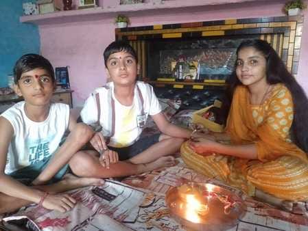लड़की से राखी बंधवाते समिति अध्यक्ष रतन सिंह रावल। संवाद लड़की से राखी बंधवाते समिति अध्यक्ष रतन सिंह रावल। संवाद