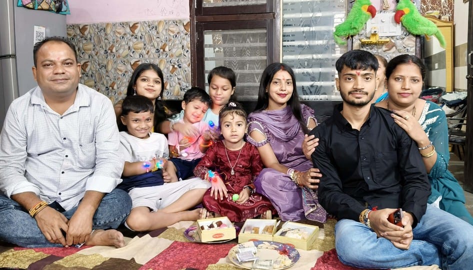 लड़की से राखी बंधवाते समिति अध्यक्ष रतन सिंह रावल। संवाद लड़की से राखी बंधवाते समिति अध्यक्ष रतन सिंह रावल। संवाद