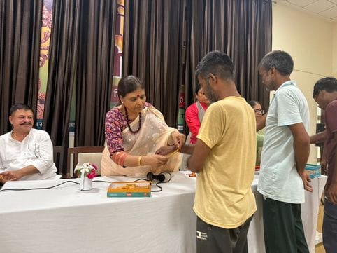 लड़की से राखी बंधवाते समिति अध्यक्ष रतन सिंह रावल। संवाद लड़की से राखी बंधवाते समिति अध्यक्ष रतन सिंह रावल। संवाद