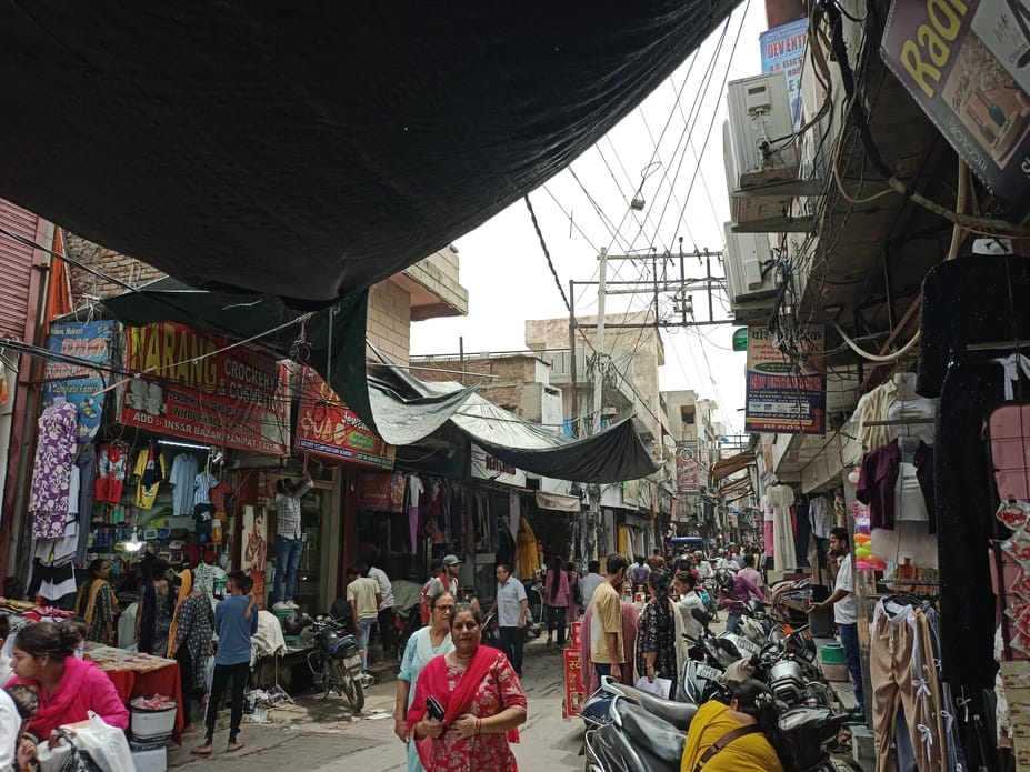 लड़की से राखी बंधवाते समिति अध्यक्ष रतन सिंह रावल। संवाद लड़की से राखी बंधवाते समिति अध्यक्ष रतन सिंह रावल। संवाद