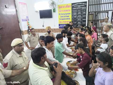 लड़की से राखी बंधवाते समिति अध्यक्ष रतन सिंह रावल। संवाद लड़की से राखी बंधवाते समिति अध्यक्ष रतन सिंह रावल। संवाद
