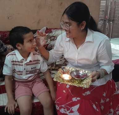 लड़की से राखी बंधवाते समिति अध्यक्ष रतन सिंह रावल। संवाद लड़की से राखी बंधवाते समिति अध्यक्ष रतन सिंह रावल। संवाद