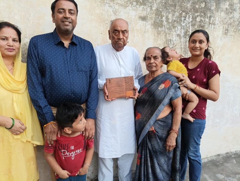 मां तुझे प्रणाम ....  एसटी तिराहे पर स्वतंत्रता   सेनानी ज्ञान देवी की प्रतिमा  ।