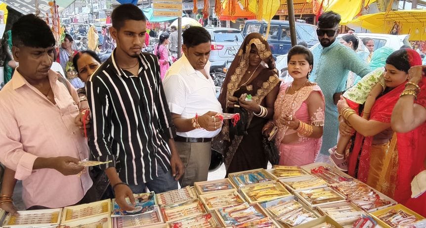 मंझनपुर चौराहे पर लगी दुकान से मिठाई खरीदते ग्राहक।    संवाद