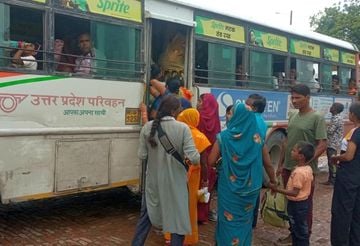 मंझनपुर चौराहे पर रोडवेज बस के लिए भटकते यात्री।   संवाद