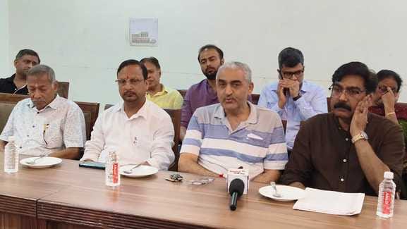 निजी अस्पताल के बाहर चस्पाया गया आयुष्मान योजना से इलाज बंद किए जाने का नोटिस। निजी अस्पताल के बाहर चस्पाया गया आयुष्मान योजना से इलाज बंद किए जाने का नोटिस।