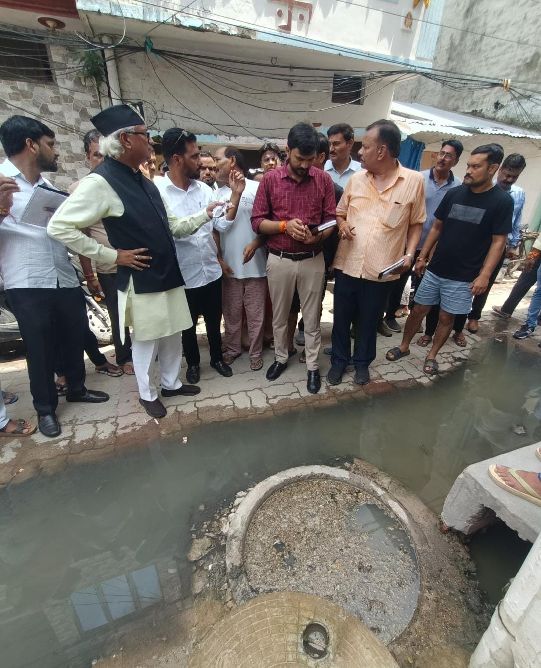 निरीक्षण करते विधायक डॉ. नीरज बोरा। निरीक्षण करते विधायक डॉ. नीरज बोरा।