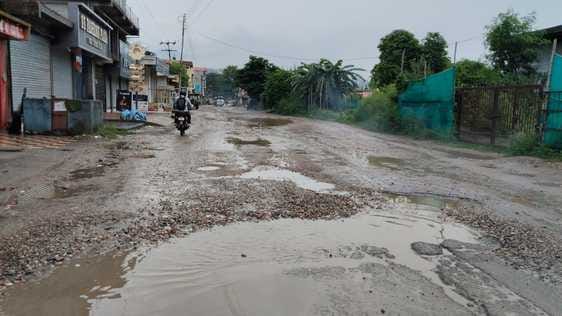 नादौन-ज्वालाजी राष्ट्रीय राजमार्ग पर डाकघर के नजदीक सड़क की दयनीय हालत। संवाद नादौन-ज्वालाजी राष्ट्रीय राजमार्ग पर डाकघर के नजदीक सड़क की दयनीय हालत। संवाद