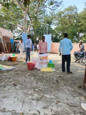 नाव के सहारे आवागमन करते ग्रामीण स्रोत