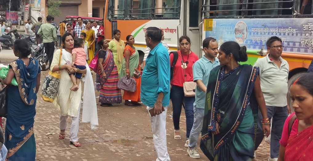 रोडवेज बस स्टेशन पर यात्रा के लिए लगी महिलाओं भीड़ भाड़। संवाद