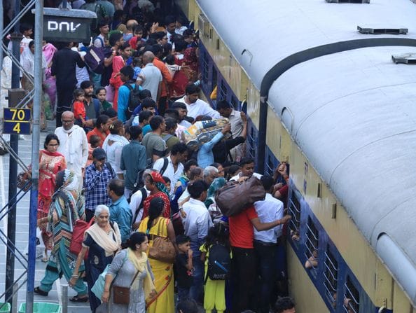 रोहतक से बस अड्डा पर बस में सवार होने के मशक्कत करते यात्री। संवाद