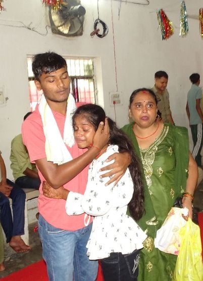 रक्षाबंधन के अवसर पर जिला जेल में भाई को राखी बांधती बहन। संवाद रक्षाबंधन के अवसर पर जिला जेल में भाई को राखी बांधती बहन। संवाद