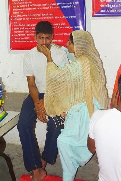 रक्षाबंधन के अवसर पर जिला जेल में भाई को राखी बांधती बहन। संवाद रक्षाबंधन के अवसर पर जिला जेल में भाई को राखी बांधती बहन। संवाद