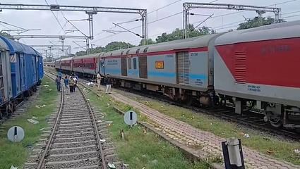 राखी से लौटते समय चलती ट्रेन में चढ़ने की कोशिश में व्यवसायी की दर्दनाक मौत