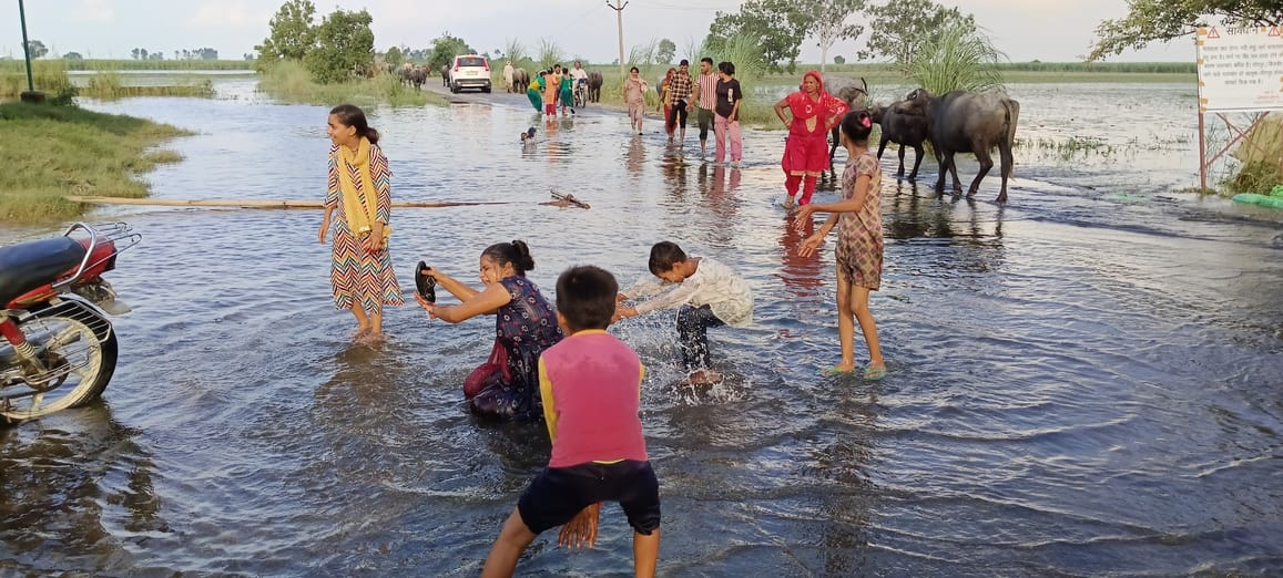संकट में जान: जॉन जोखिम में डालकर चांदपुर मार्ग के टूटे संपर्क मार्ग से घर का राशन लेकर लोटते ग संकट में जान: जॉन जोखिम में डालकर चांदपुर मार्ग के टूटे संपर्क मार्ग से घर का राशन लेकर लोटते ग