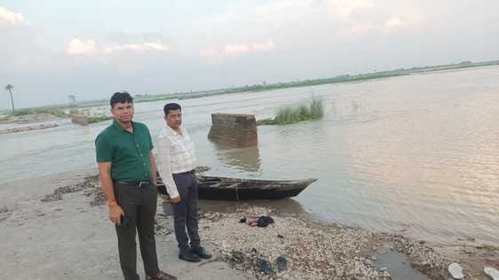 संकट में जान: जॉन जोखिम में डालकर चांदपुर मार्ग के टूटे संपर्क मार्ग से घर का राशन लेकर लोटते ग संकट में जान: जॉन जोखिम में डालकर चांदपुर मार्ग के टूटे संपर्क मार्ग से घर का राशन लेकर लोटते ग