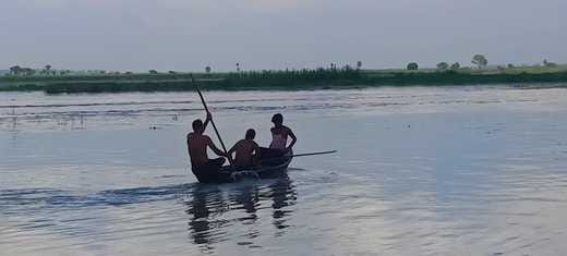 संकट में जान: जॉन जोखिम में डालकर चांदपुर मार्ग के टूटे संपर्क मार्ग से घर का राशन लेकर लोटते ग संकट में जान: जॉन जोखिम में डालकर चांदपुर मार्ग के टूटे संपर्क मार्ग से घर का राशन लेकर लोटते ग