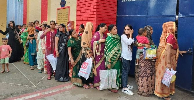 शाहजहांपुर में जिला कारागार में भाई की कलाई पर राखी बांधतीं महिलाएं। स्रोत: जेल प्रशासन शाहजहांपुर में जिला कारागार में भाई की कलाई पर राखी बांधतीं महिलाएं। स्रोत: जेल प्रशासन