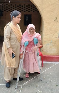 शाहजहांपुर में जिला कारागार में भाई की कलाई पर राखी बांधतीं महिलाएं। स्रोत: जेल प्रशासन शाहजहांपुर में जिला कारागार में भाई की कलाई पर राखी बांधतीं महिलाएं। स्रोत: जेल प्रशासन