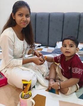शाहजहांपुर में रक्षाबंधन पर सिविल लाइन में भाई के राखी बांधती बहन। संवाद