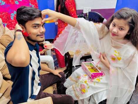 शाहजहांपुर में रक्षाबंधन पर सिविल लाइन में भाई के राखी बांधती बहन। संवाद