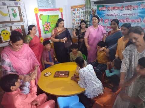 शाहजहांपुर में रक्षाबंधन पर सिविल लाइन में भाई के राखी बांधती बहन। संवाद