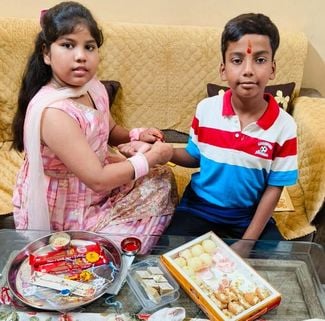 शाहजहांपुर में रक्षाबंधन पर सिविल लाइन में भाई के राखी बांधती बहन। संवाद