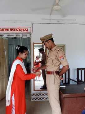 शाहजहांपुर में रक्षाबंधन पर सिविल लाइन में भाई के राखी बांधती बहन। संवाद