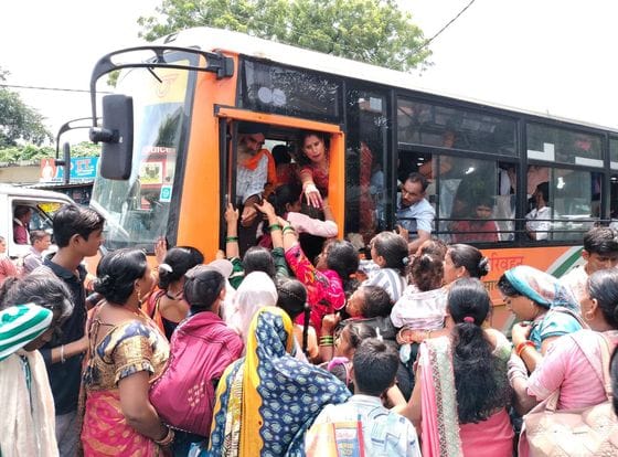 शाहजहांपुर में रेलवे स्टेशन पर राज्यरानी एक्सप्रेस की जनरल बोगी में सवार होने को लगी भीड़। संव शाहजहांपुर में रेलवे स्टेशन पर राज्यरानी एक्सप्रेस की जनरल बोगी में सवार होने को लगी भीड़। संव