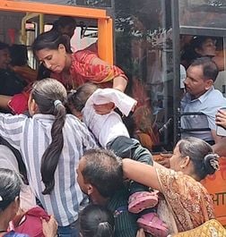 शाहजहांपुर में रेलवे स्टेशन पर राज्यरानी एक्सप्रेस की जनरल बोगी में सवार होने को लगी भीड़। संव शाहजहांपुर में रेलवे स्टेशन पर राज्यरानी एक्सप्रेस की जनरल बोगी में सवार होने को लगी भीड़। संव
