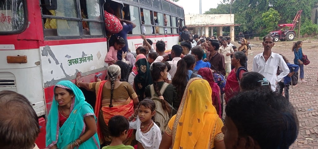 शाहजहांपुर में रेलवे स्टेशन पर राज्यरानी एक्सप्रेस की जनरल बोगी में सवार होने को लगी भीड़। संव शाहजहांपुर में रेलवे स्टेशन पर राज्यरानी एक्सप्रेस की जनरल बोगी में सवार होने को लगी भीड़। संव