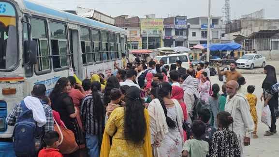 यमुनानगर डिपो पर बस में महिला यात्रियों की भीड़। संवाद यमुनानगर डिपो पर बस में महिला यात्रियों की भीड़। संवाद