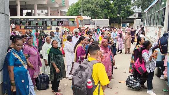 यमुनानगर डिपो पर बस में महिला यात्रियों की भीड़। संवाद यमुनानगर डिपो पर बस में महिला यात्रियों की भीड़। संवाद