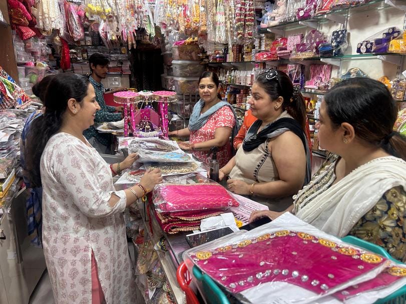 आर्य नगर स्थित एक दुकान पर कोलकाता से आईं कान्हा की पोशाकें देखतीं महिलाएं। संवाद आर्य नगर स्थित एक दुकान पर कोलकाता से आईं कान्हा की पोशाकें देखतीं महिलाएं। संवाद