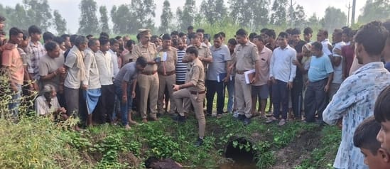 अफजलगढ़ में युवक का शव नहर में मिलने पर रोते बिलखते परिजन। संवाद
