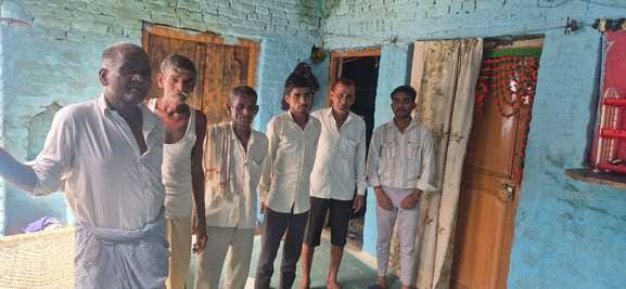 बिलारी के मकरंदपुर गांव में हमलावर द्वारा छोड़ा गया चाकू-संवाद बिलारी के मकरंदपुर गांव में हमलावर द्वारा छोड़ा गया चाकू-संवाद