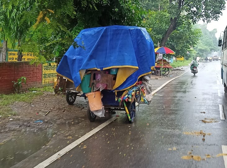 बारिश के दौरान जिला न्यायालय के सामने से गुजरते वाहन। संवाद बारिश के दौरान जिला न्यायालय के सामने से गुजरते वाहन। संवाद