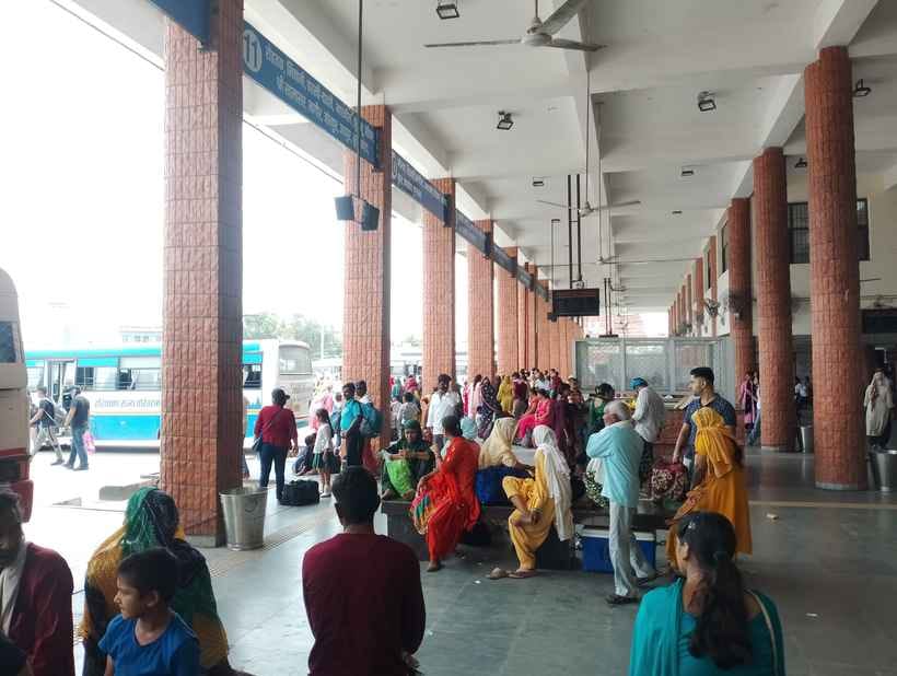 बस स्टैंड पर बस में चढ़ने के लिए रहा मारामारी का माहौल। संवाद