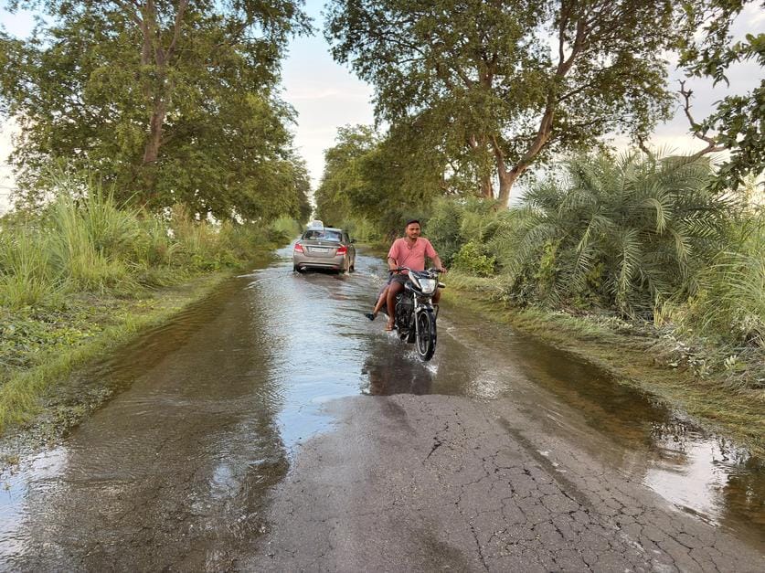 बाढ़ के पानी से टूटा पड़ा चांदपुर मार्ग स्रोत संवाद बाढ़ के पानी से टूटा पड़ा चांदपुर मार्ग स्रोत संवाद