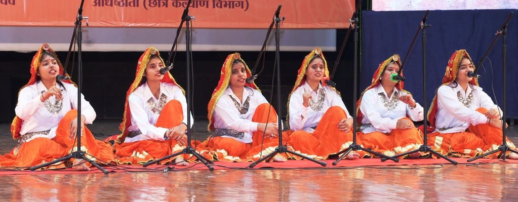 एमडीयू में स्नातकोत्तर नवागंतुक विद्यार्थियों के लिए आयोजित दीक्षारंभ उत्सव के दौरान कार्यक्रम एमडीयू में स्नातकोत्तर नवागंतुक विद्यार्थियों के लिए आयोजित दीक्षारंभ उत्सव के दौरान कार्यक्रम