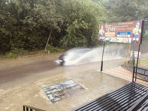 एनएच 103 पर गांव डिडवीं में पुलिया के अवरुद्ध होने से सड़क पर बहता पानी। संवाद एनएच 103 पर गांव डिडवीं में पुलिया के अवरुद्ध होने से सड़क पर बहता पानी। संवाद