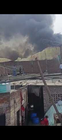 फैक्टरी में लगी आग को बुझाने का प्रयास करते दमकलकर्मी। सोशल मीडिया फैक्टरी में लगी आग को बुझाने का प्रयास करते दमकलकर्मी। सोशल मीडिया
